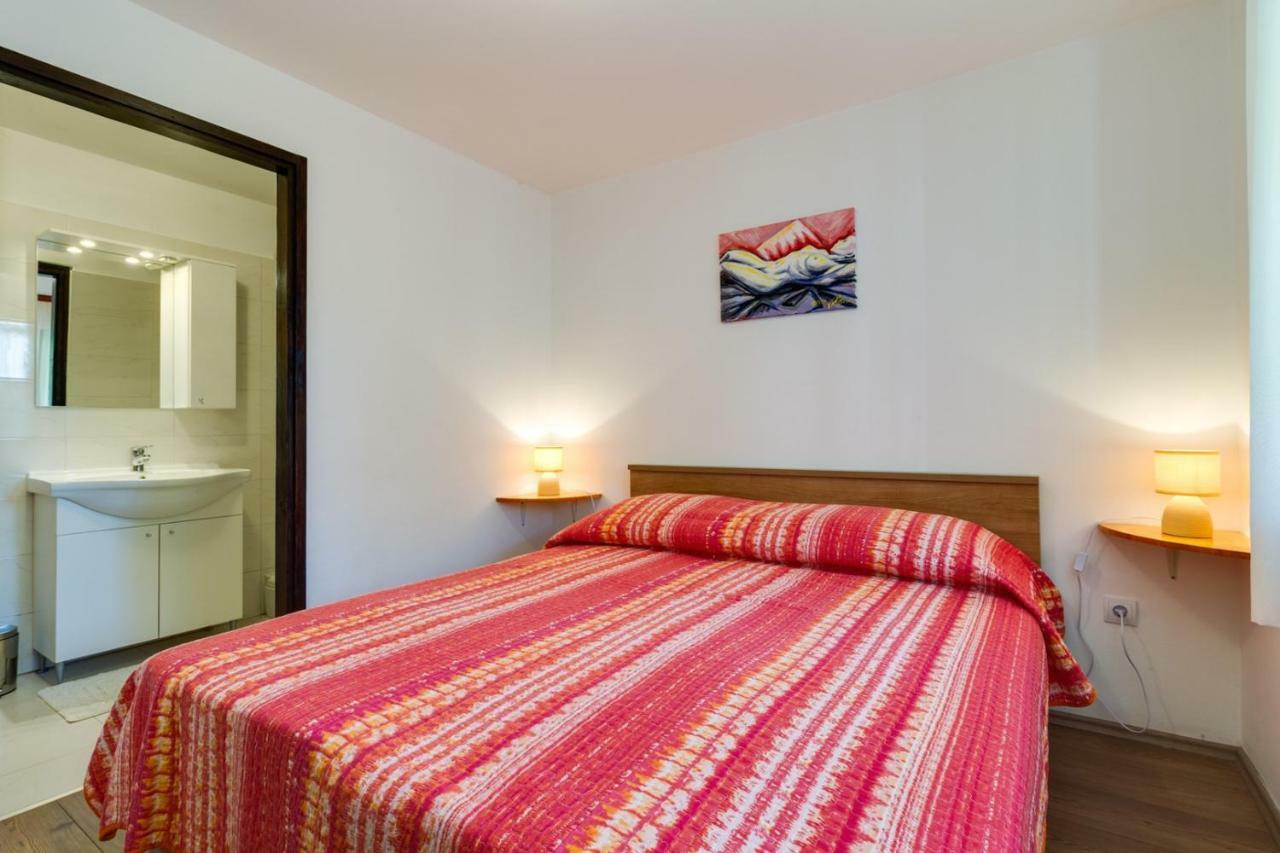 Apartments Perka Near Beach Пула Экстерьер фото